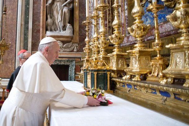 El primer día de Francisco como Pontífice: austeridad, bromas y rezo