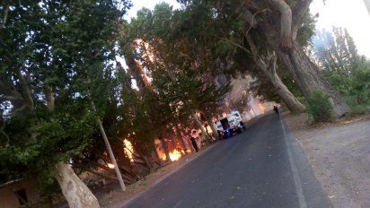 Pese a la lluvia, un voraz incendio obligó a evacuar familias
