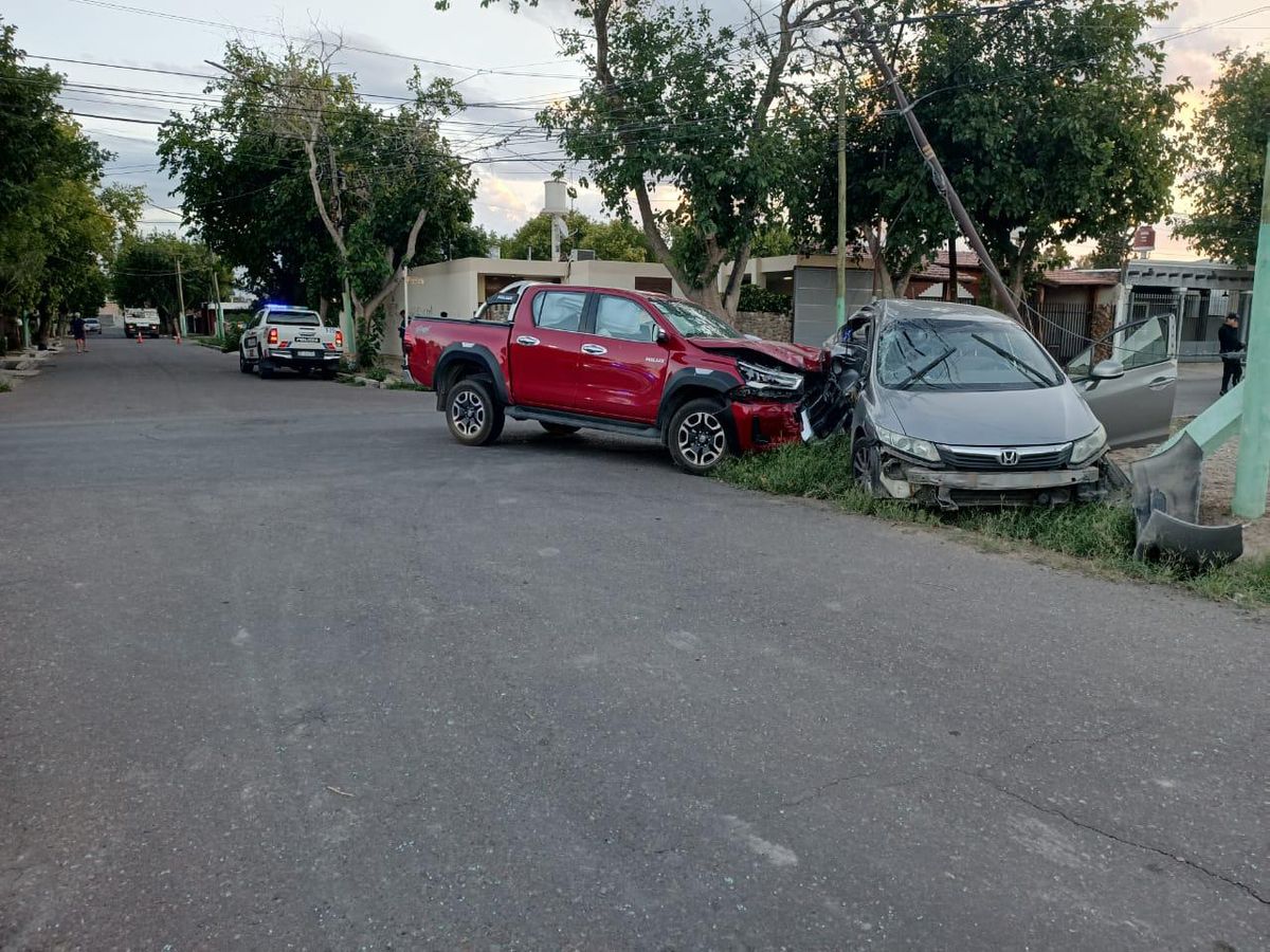 Un choque entre un auto y una camioneta dejó a un persona herida