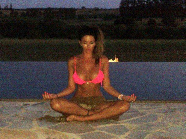 Karina hace yoga para sus seguidores de Twitter