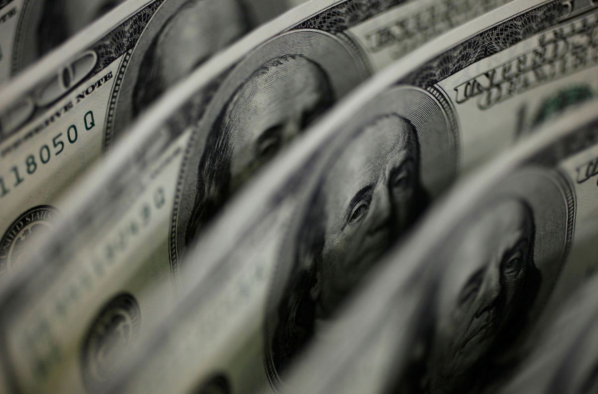 El  dólar oficial cerró en $ 127 y blue a un promedio de $208