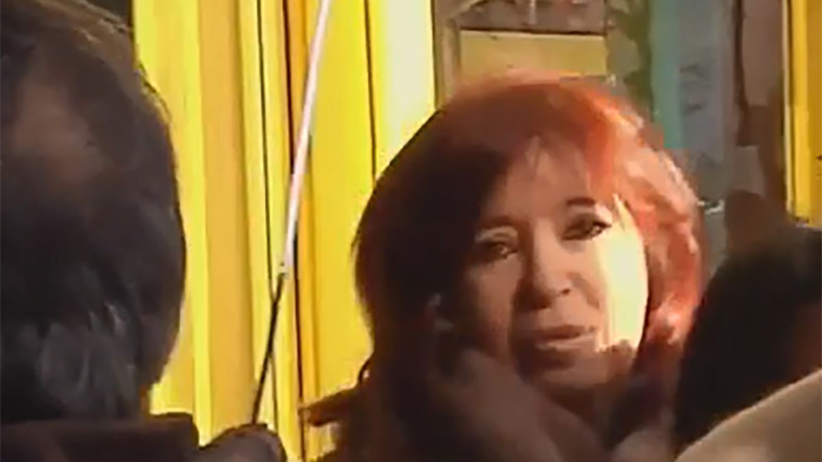 Cristina Kirchner Lleg A Buenos Aires Y Fue Ovacionada Por Empleados Aeron Uticos