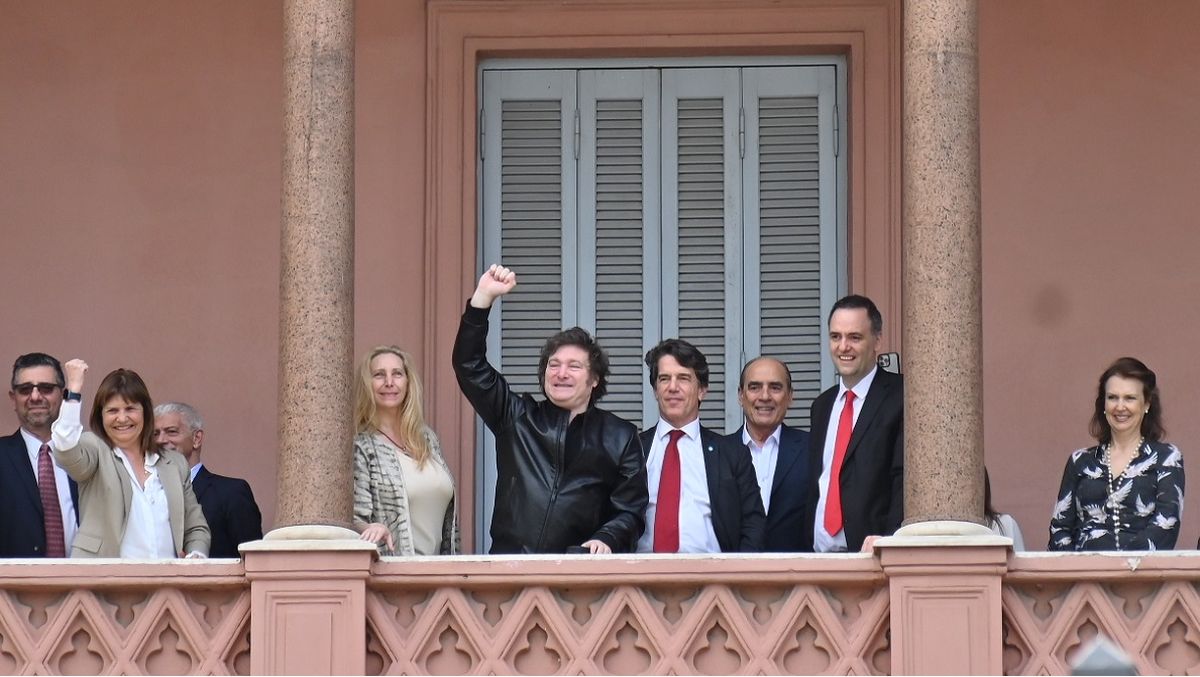 Milei Saludó Desde El Balcón De La Rosada, Tras La Reunión De Gabinete