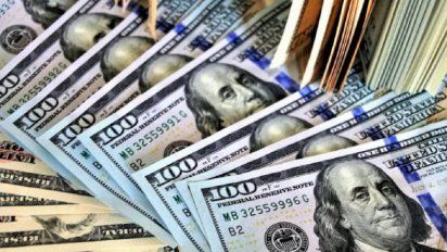 El dólar oficial cerró en alza a $87,38 y el blue bajó a $149