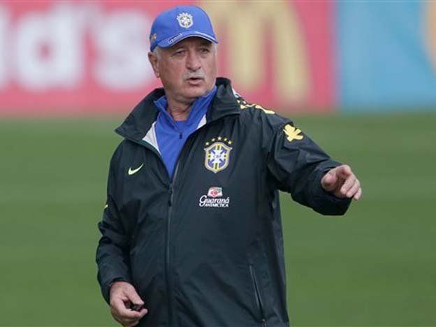 Brasil podría jugar con tres centrales frente a Colombia