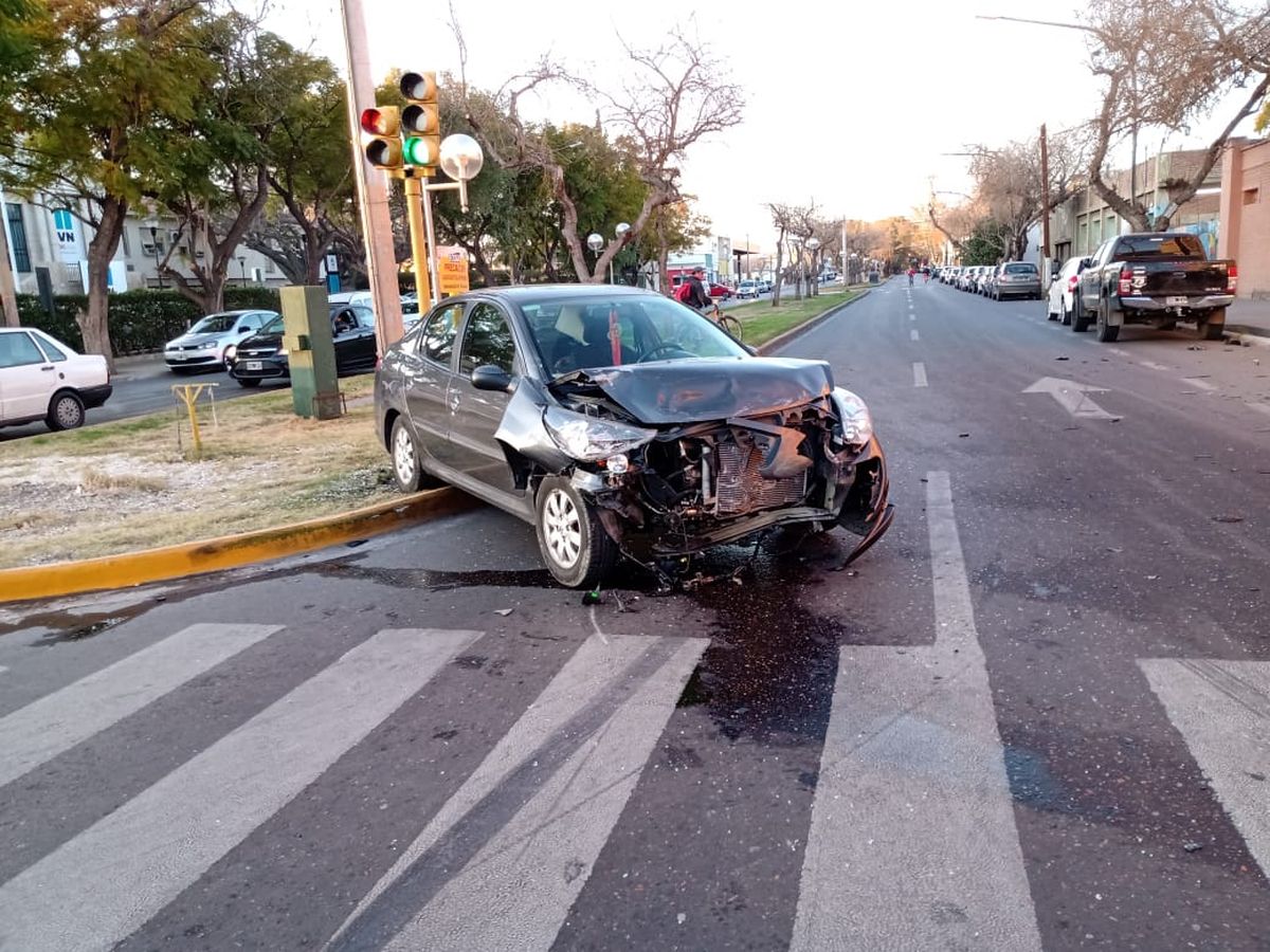 Impactante choque terminó con un auto en la vereda, y otro en un boulevard