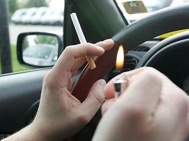 En Mendoza quieren prohibir que la gente fume mientras conduce