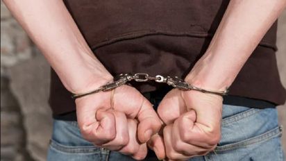 Metió a la fuerza a su expareja en una camioneta y la golpeó