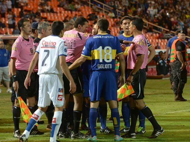 El árbitro de Godoy Cruz- Boca fue parado por su mal desempeño