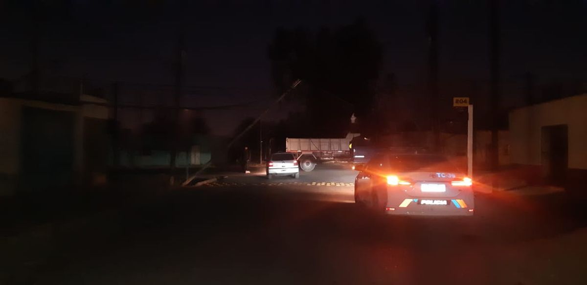 Un camión arrancó el tendido eléctrico y dejó sin luz a una zona