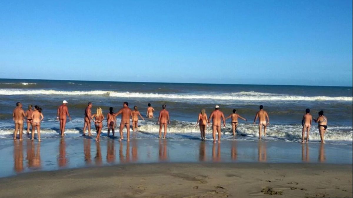 Nudismo en la costa argentina: dos playas comparten el mismo código de  convivencia sexual