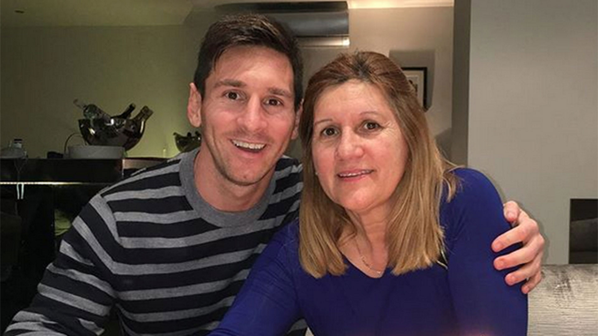 Lionel Messi junto a su mamá