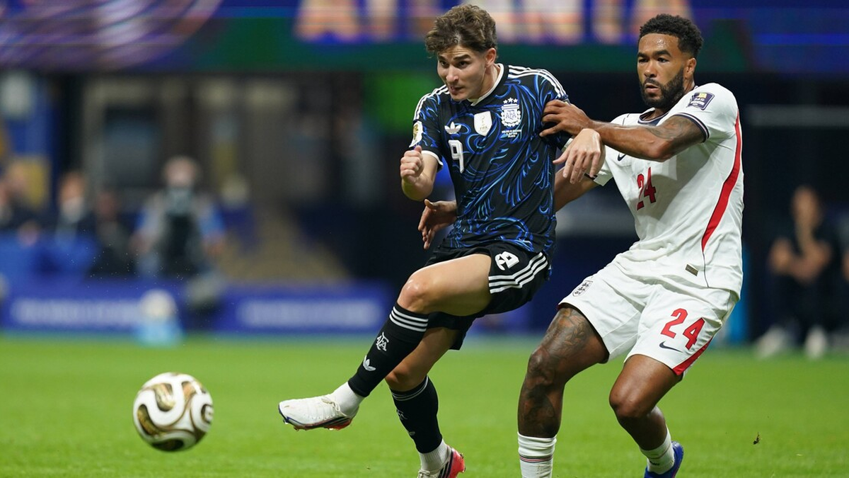 Vivo: Argentina empata con Inglaterra en un partido aguerrido