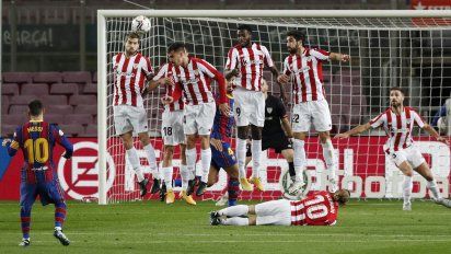 Messi la colgó de un ángulo pese a la numerosa barrera de Athletic. 