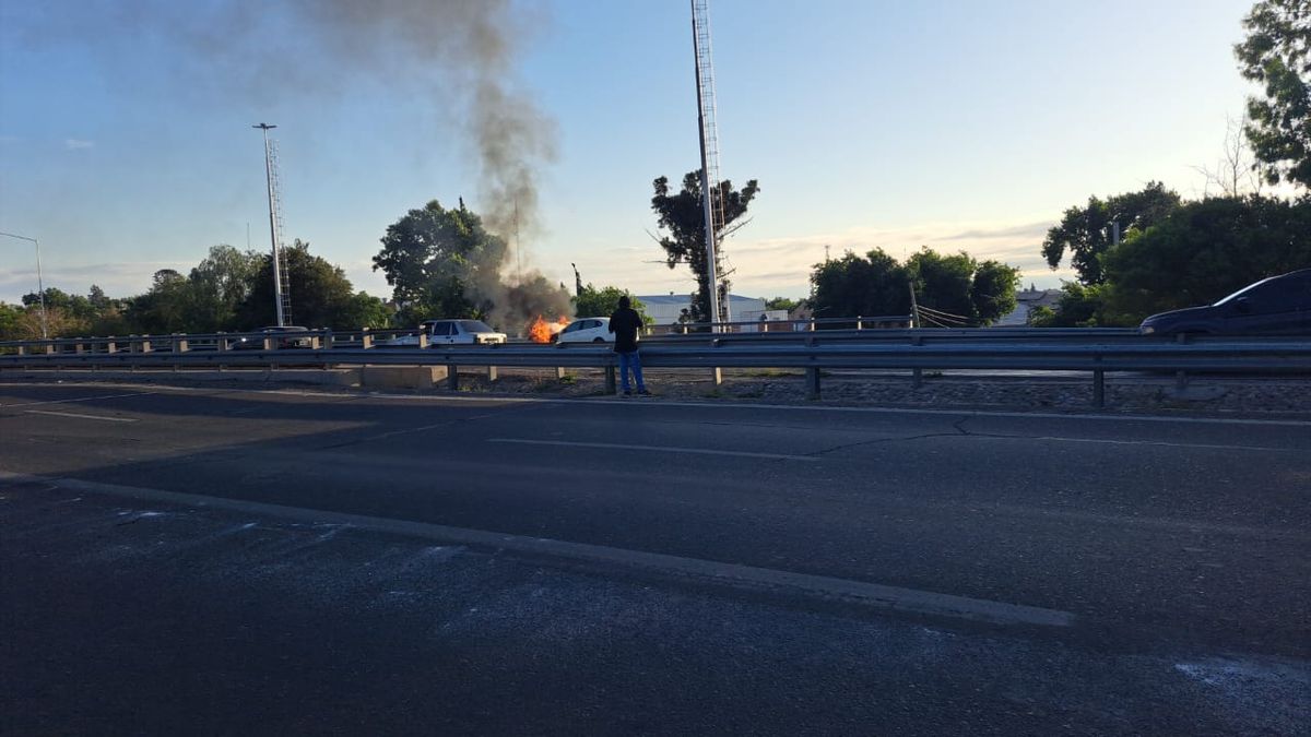Video: un auto ardió en llamas en plena Circunvalación