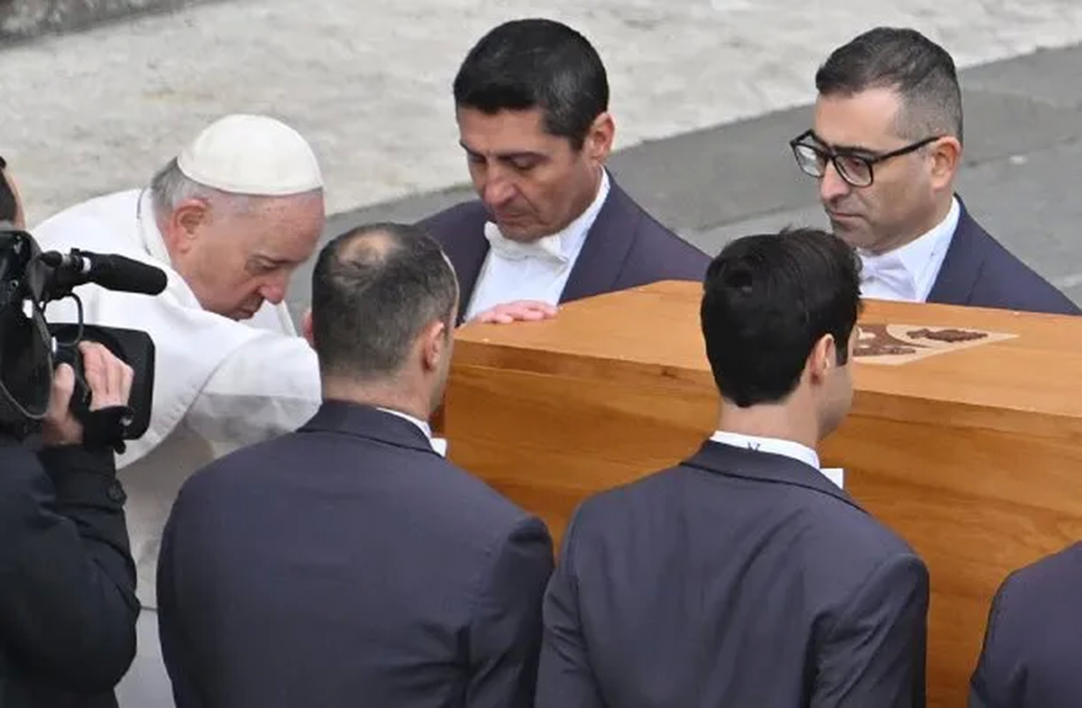 Francisco dio el último adiós a Benedicto XVI ante miles de feligreses