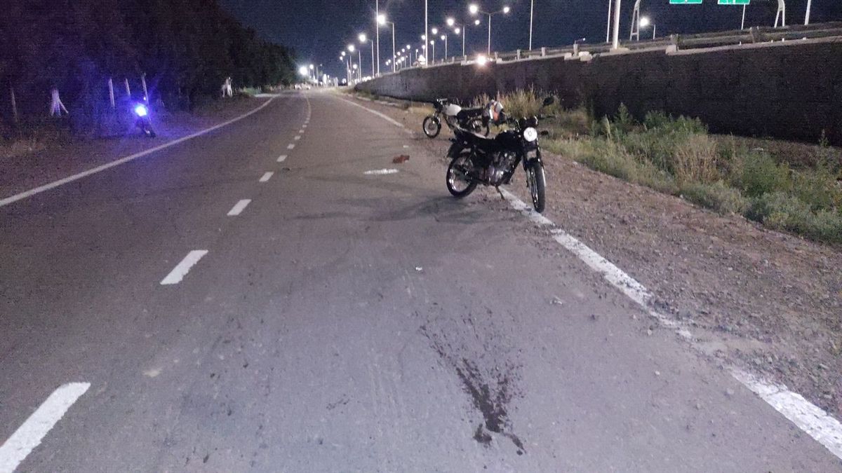 Dos motociclistas cayeron a la calzada, uno terminó con fractura expuesta