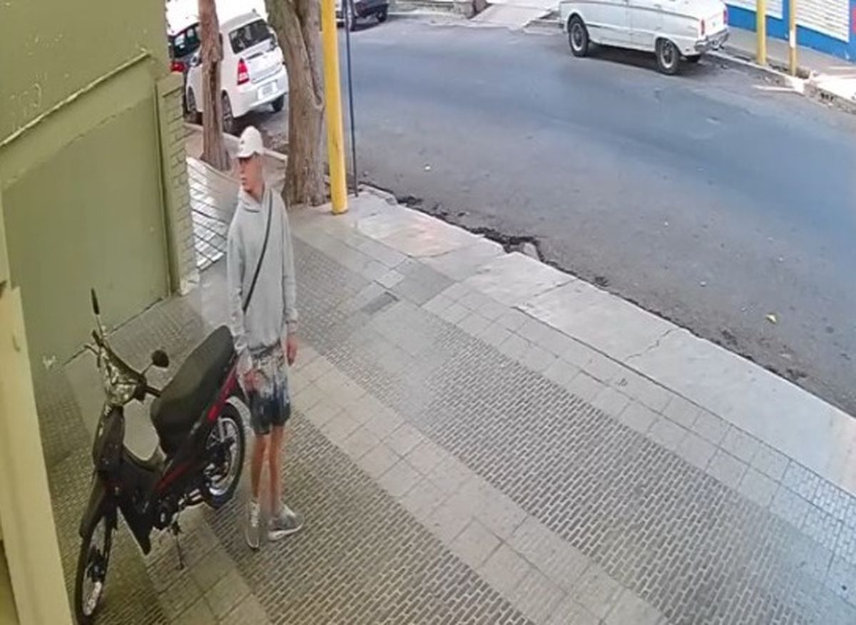 Video: en 30 segundos se robó una moto a plena luz del día