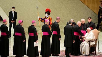El Papa Francisco pidió disculpas por no poder pararse. Foto: AFP.