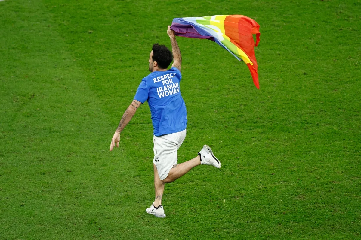 Un hincha entró a la cancha con una bandera del orgullo LGBTQI+
