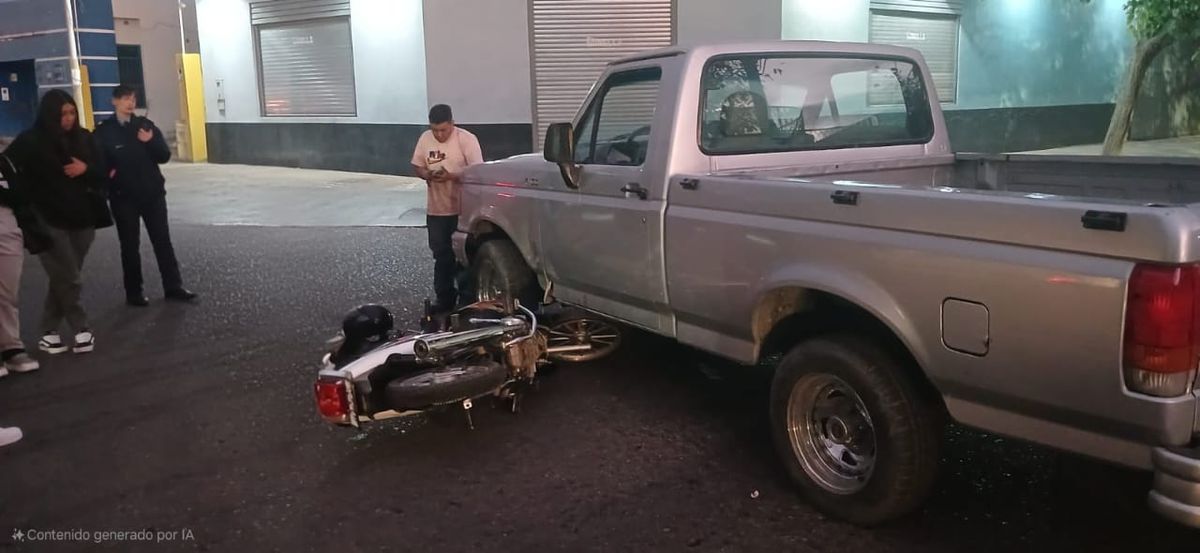 Una motociclista de 19 años quedó internada tras un choque con camioneta