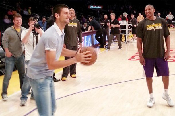 Mientras avanza en Indian Wells, Djokovic se divierte con Los Angeles Lakers