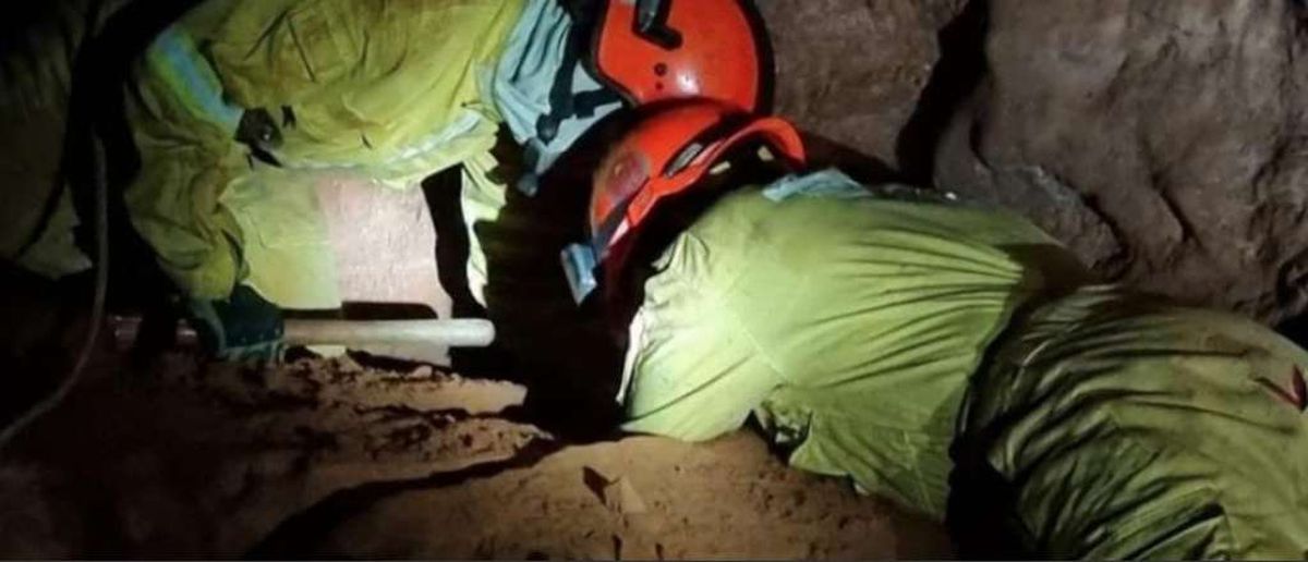 Un bombero murió y 8 desaparecieron tras derrumbarse una gruta en Brasil