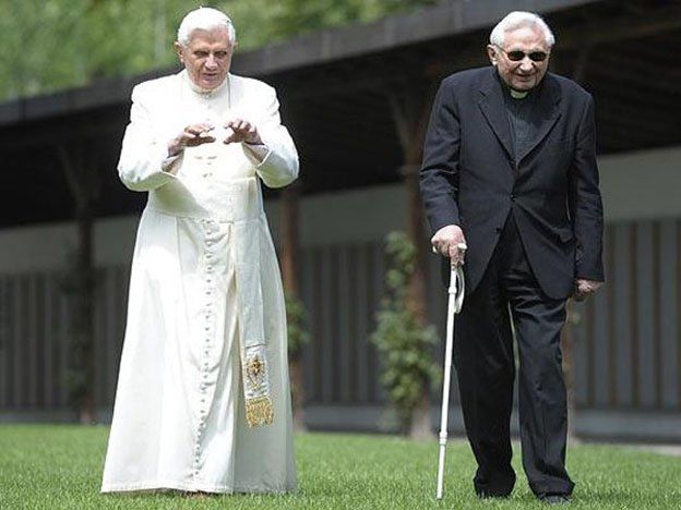 “La edad oprime”, declaró el hermano de Benedicto XVI