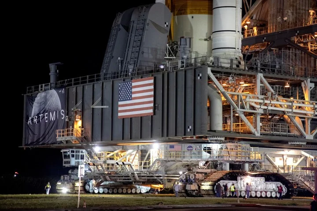 Cuenta regresiva: la NASA instala un megacohete para arribar a la Luna