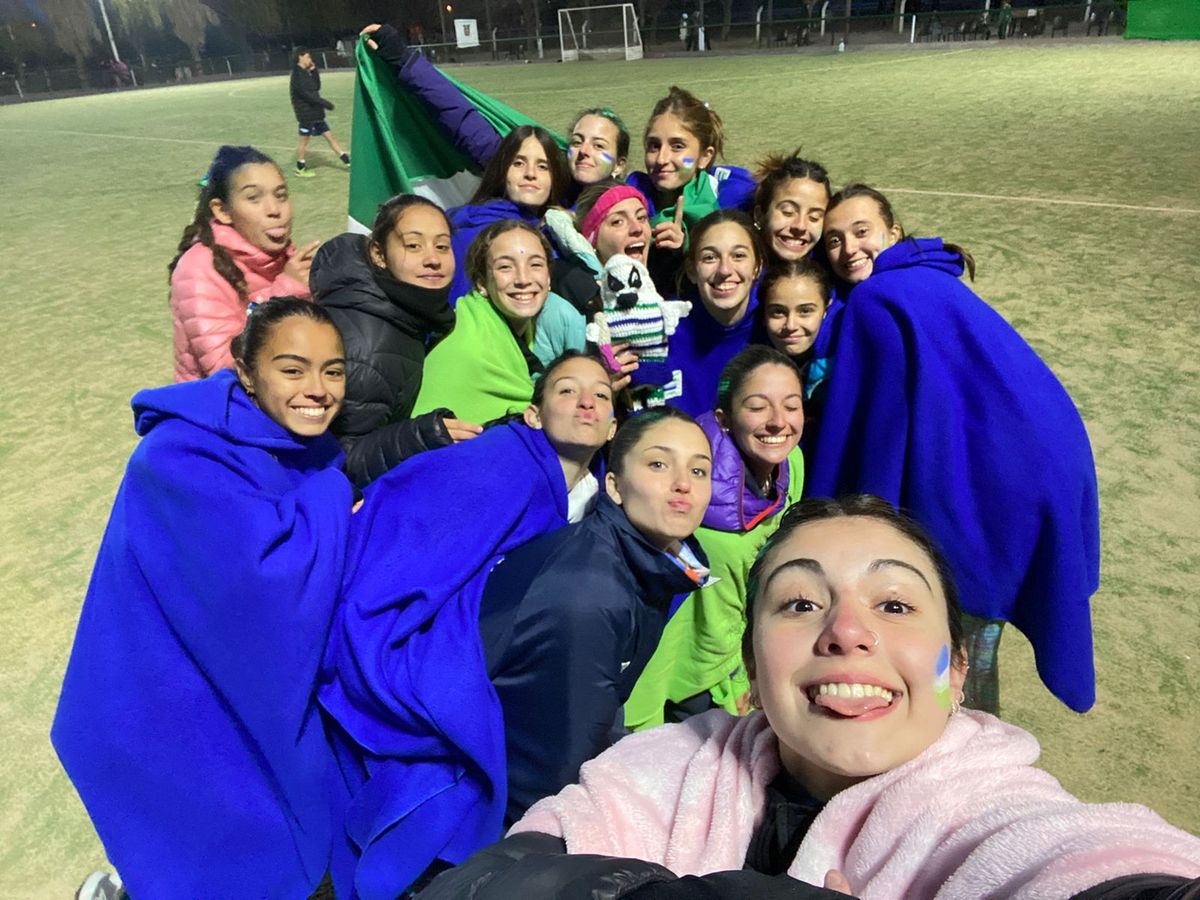 Las chicas de la Sub 16 del San Juan Rugby Azul alzaron la copa invictas
