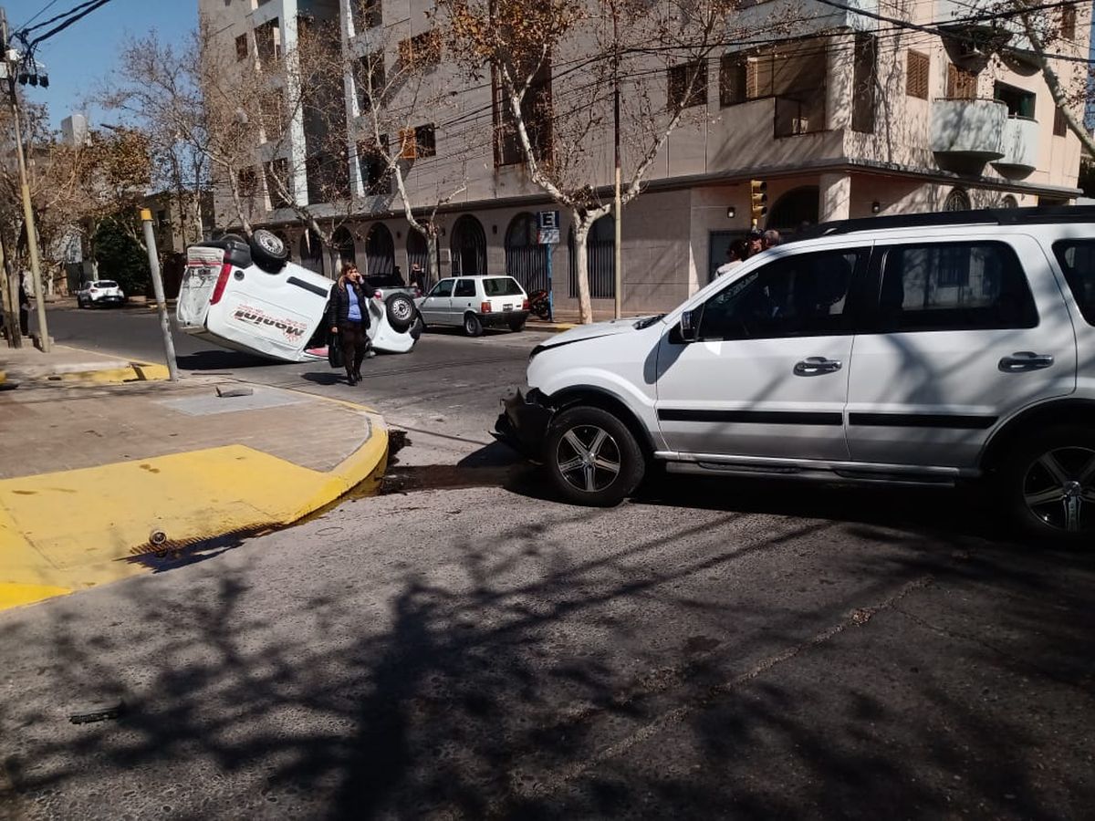 Dos autos impactaron y uno de ellos volcó en una esquina con semáforos
