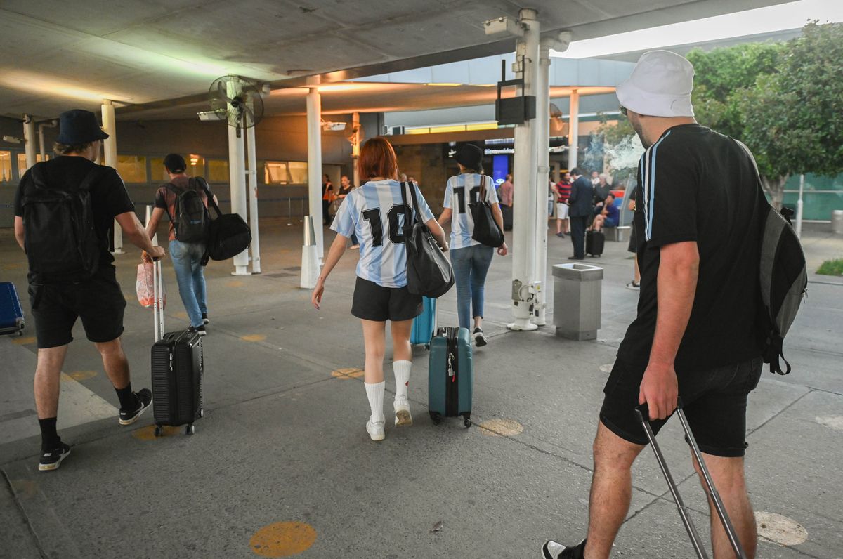 En un vuelo agregado, decenas de hinchas argentinos viajan a Qatar