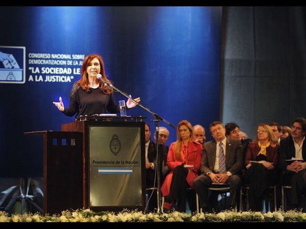 Cristina negó que vaya a impulsar una reforma de la Constitución