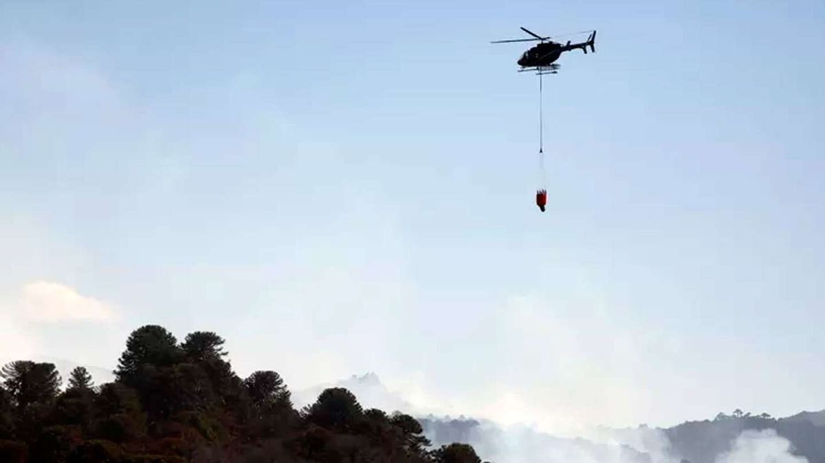 Cayó un helicóptero que combatía los incendios en la Patagonia: hay dos muertos