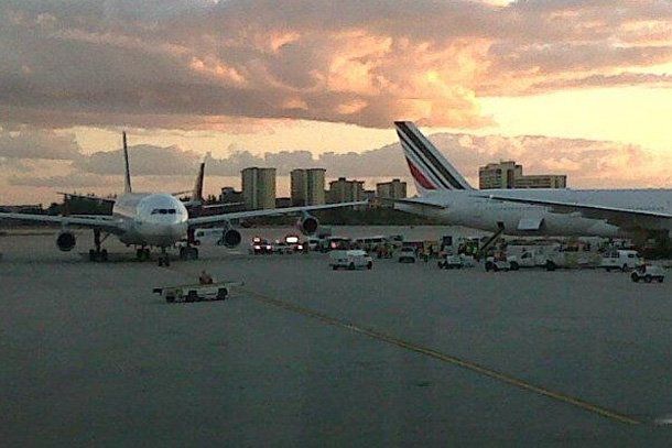 Un avión de Aerolíneas Argentinas tocó a otro de Air France en Miami