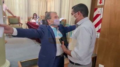 Rivera Prudencio invitando a pelear al periodista Walter Ríos. Foto: gentileza de Canal 13.