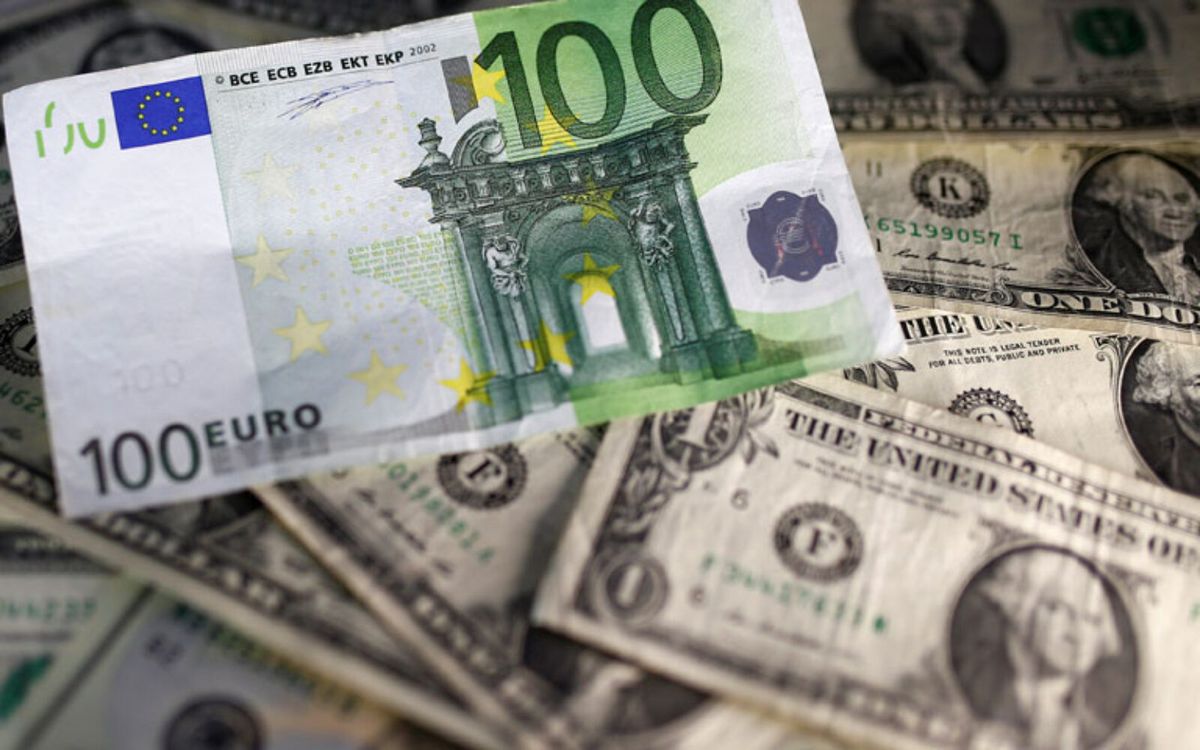 El Euro cayó a su valor más bajo frente al dólar desde 2002