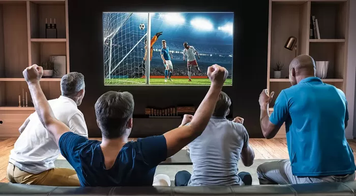 Tiene 85 años y se compró un televisor gigante para ver el Mundial