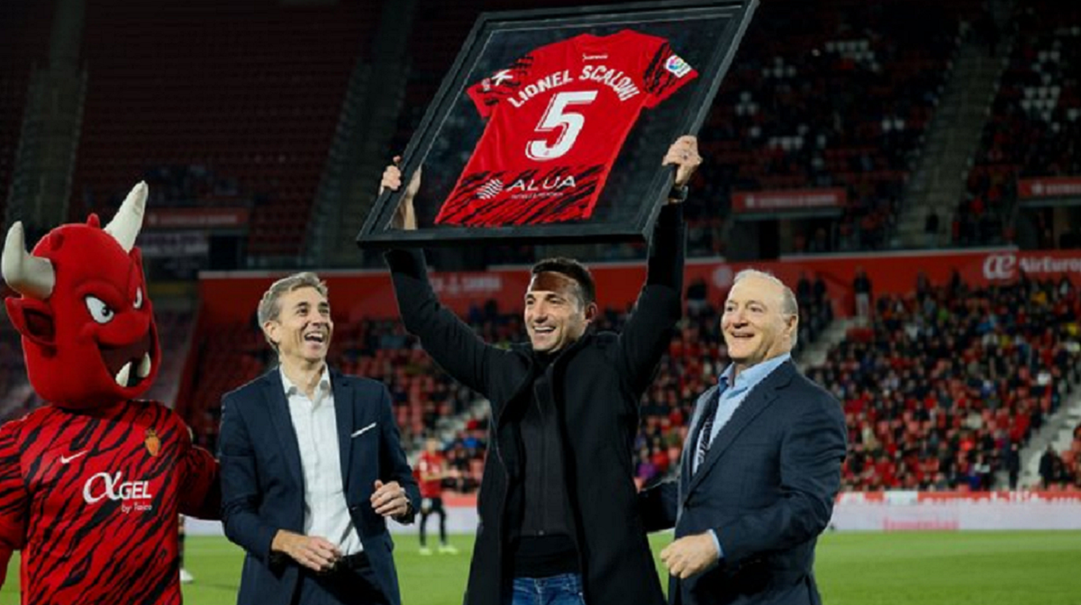 Scaloni fue homenajeado y ovacionado en el partido de Mallorca