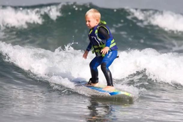 El mini surfista de 3 años que se convirtió en el furor de la web