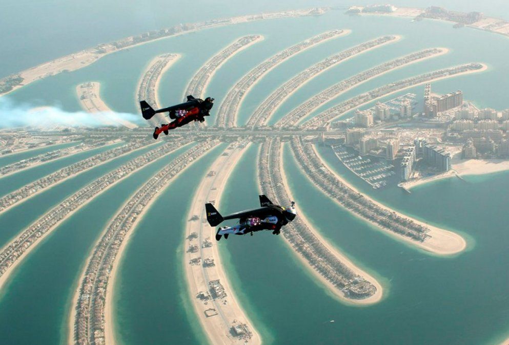 Rozando rascacielos en el cielo de Dubai