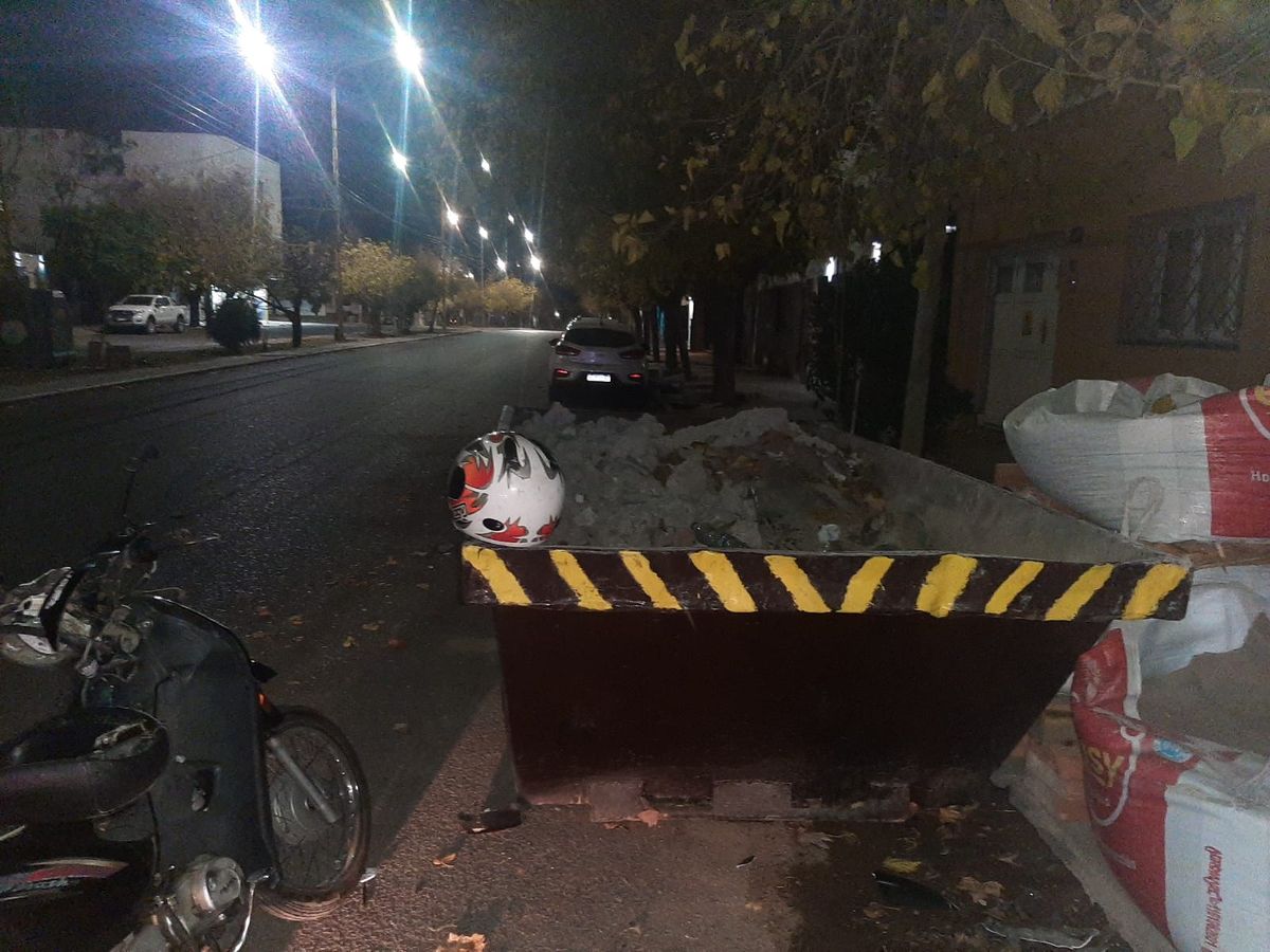 No advirtió un reductor de velocidad y terminó impactando contra un contenedor