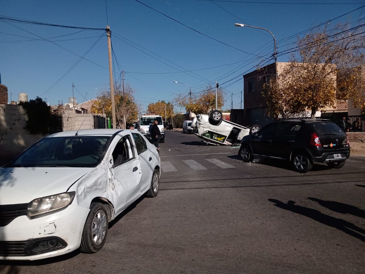 Violento siniestro vial en Concepción: volcó una camioneta
