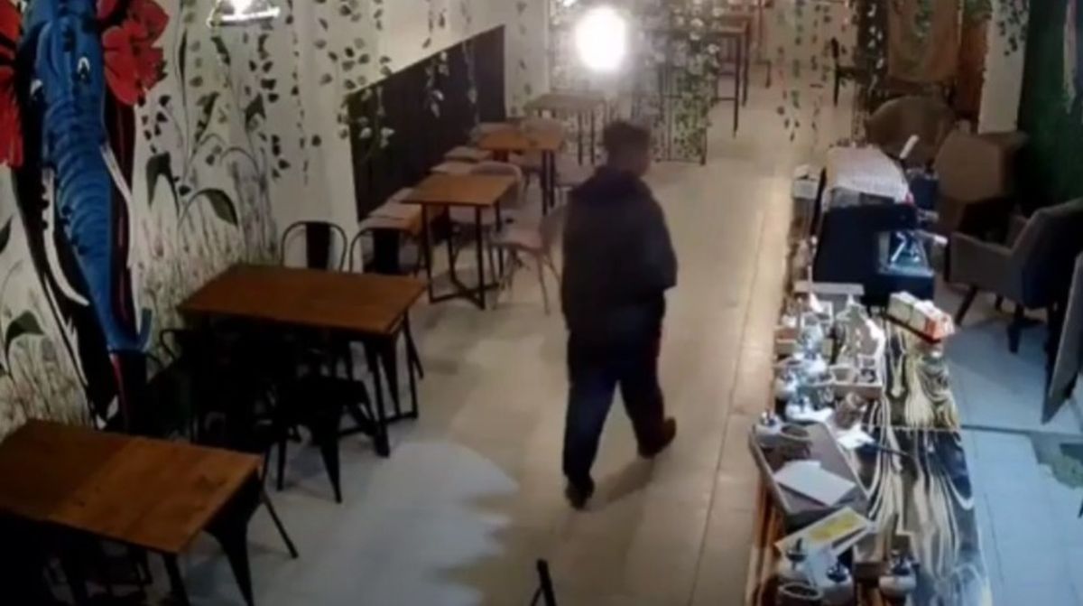 Video: dejó la puerta abierta de su café y dos ladrones aprovecharon el descuido