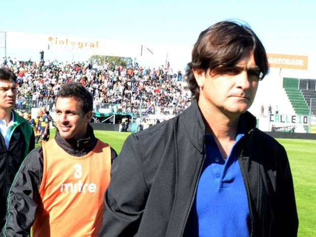Los jugadores de Colón de Santa Fe evitaron que Rubén Forestello renuncie