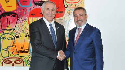 El presidente del Grupo América, Daniel Vila, junto al embajador de EEUU en Argentina, Marc Stanley.