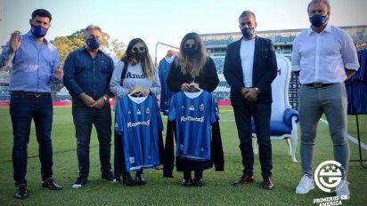 Dalma y Gianinna estuvieron presentes en el emotivo homenaje a Maradona en la cancha de Gimnasia. 