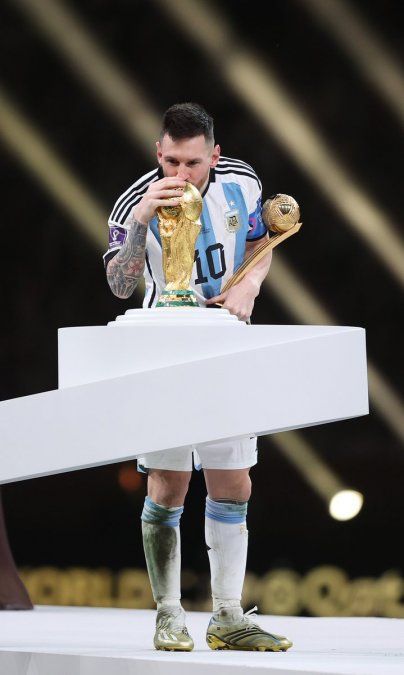 El beso tan ansiado: Messi no aguantó y tocó la copa antes de su entrega