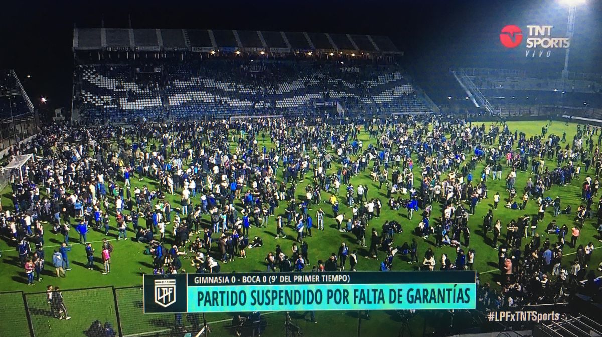 Un muerto por ataque cardíaco tras suspensión Gimnasia-Boca por incidentes