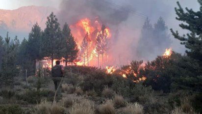 El Bolsón: unos 140 brigadistas combaten el fuego a una semana del incendio 